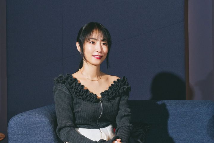 Netflixリアリティシリーズ『ラヴ上等』スタジオMCのMEGUMI