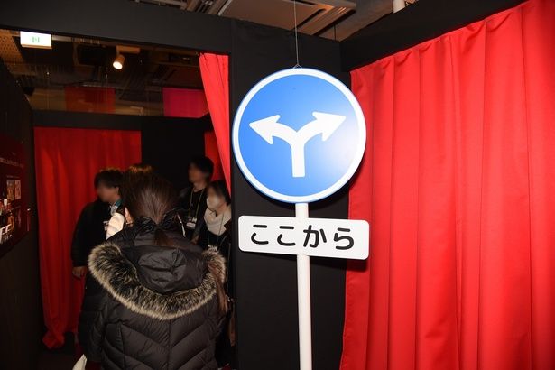 『時をかける少女』の標識がある廊下 (C)2006 TK/FP (C)2009 SW F.P. (C)2012 W.C.F.P (C)2015 B.B.F.P (C)2018 CHIZU ｩ2021 CHIZU (C)2025 CHIZU