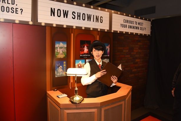 まずは入り口で、案内人から思考実験展の概要が説明される (C)2006 TK/FP (C)2009 SW F.P. (C)2012 W.C.F.P (C)2015 B.B.F.P (C)2018 CHIZU ｩ2021 CHIZU (C)2025 CHIZU