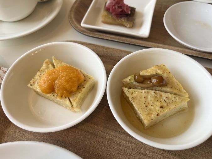 リタの農園 豆富ハンバーグ 和風なめこソースの餡かけソースとにんじんソース