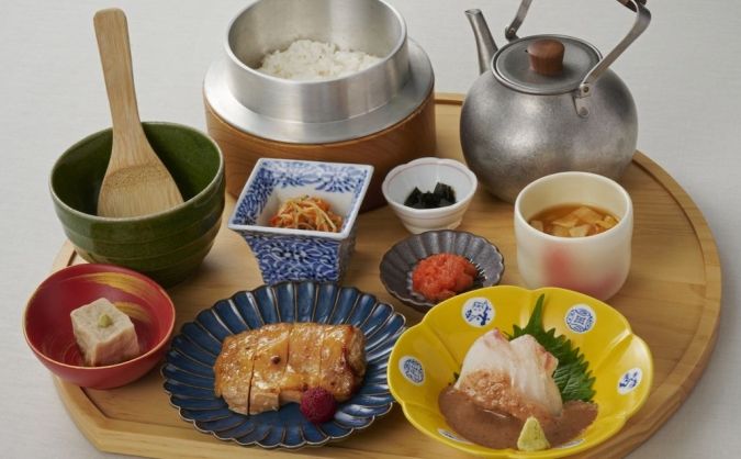 銀しゃりとだし茶漬け 釜のうさぎ／鶏の九州麦味噌焼きと漬け鮪の御膳