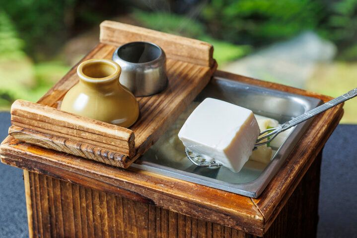 京都の路地奥「祇園うえもり」で、名店・森嘉の豆腐を使った湯豆腐を味わう