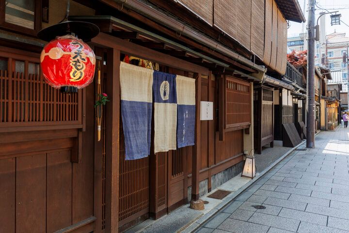 京都の路地奥「祇園うえもり」で、名店・森嘉の豆腐を使った湯豆腐を味わう
