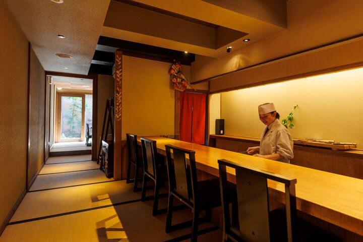 京都の路地奥「祇園うえもり」で、名店・森嘉の豆腐を使った湯豆腐を味わう