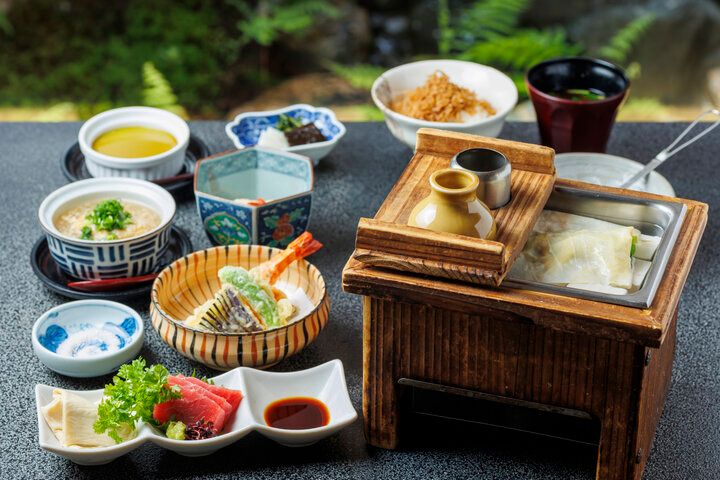 京都の路地奥「祇園うえもり」で、名店・森嘉の豆腐を使った湯豆腐を味わう