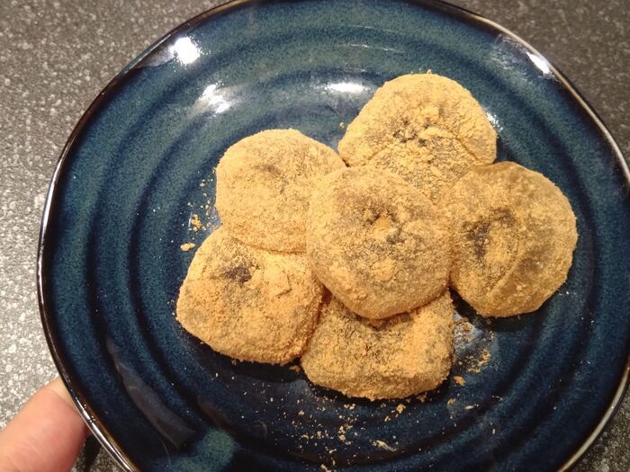 【超簡単】スーパーのわらび餅が“ぷるとろ”に変化♡そのまま食べる前に試したい通なテクニック！ 