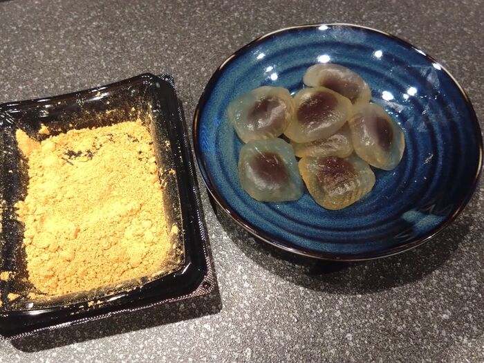 【超簡単】スーパーのわらび餅が“ぷるとろ”に変化♡そのまま食べる前に試したい通なテクニック！ 