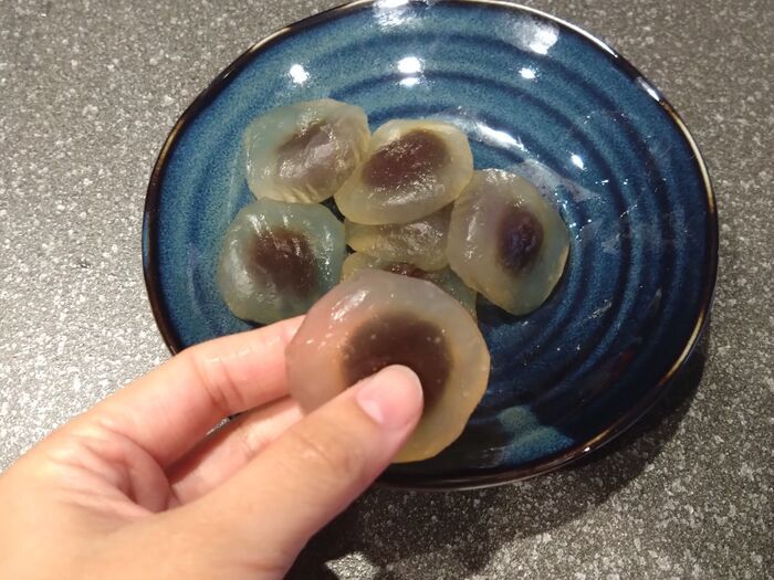 【超簡単】スーパーのわらび餅が“ぷるとろ”に変化♡そのまま食べる前に試したい通なテクニック！ 