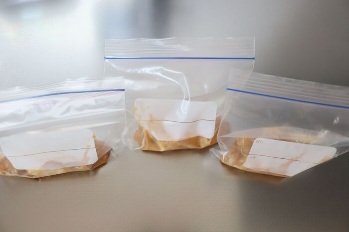 【決定版】フリーザーバッグの空気を一発で抜く方法！見事に密着させる最短ルートを公開♪