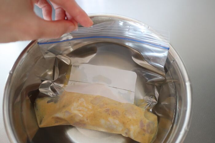 【決定版】フリーザーバッグの空気を一発で抜く方法！見事に密着させる最短ルートを公開♪