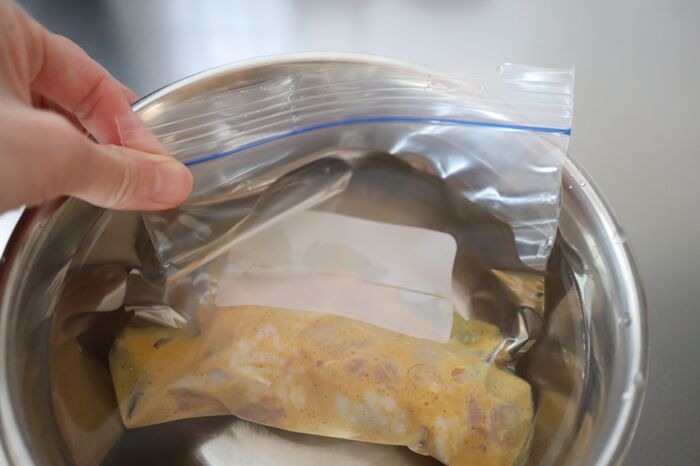 【決定版】フリーザーバッグの空気を一発で抜く方法！見事に密着させる最短ルートを公開♪