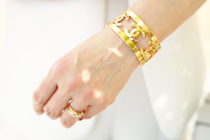 バングルはシャネル