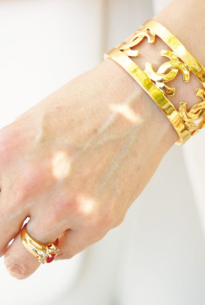 バングルはシャネル