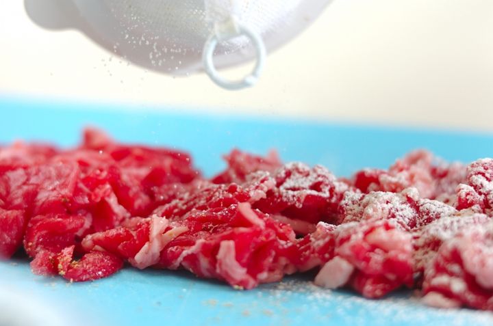 おもてなしに！白いビーフストロガノフの下準備1