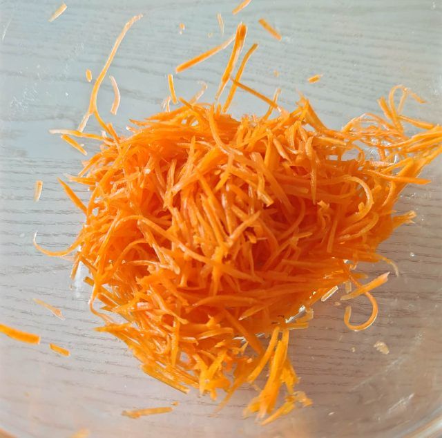 千切りしたニンジン