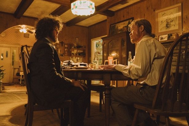 陰謀論者2人は、ミシェルが地球を侵略しにきた宇宙人と信じてやまず… [c]2025 FOCUS FEATURES LLC.