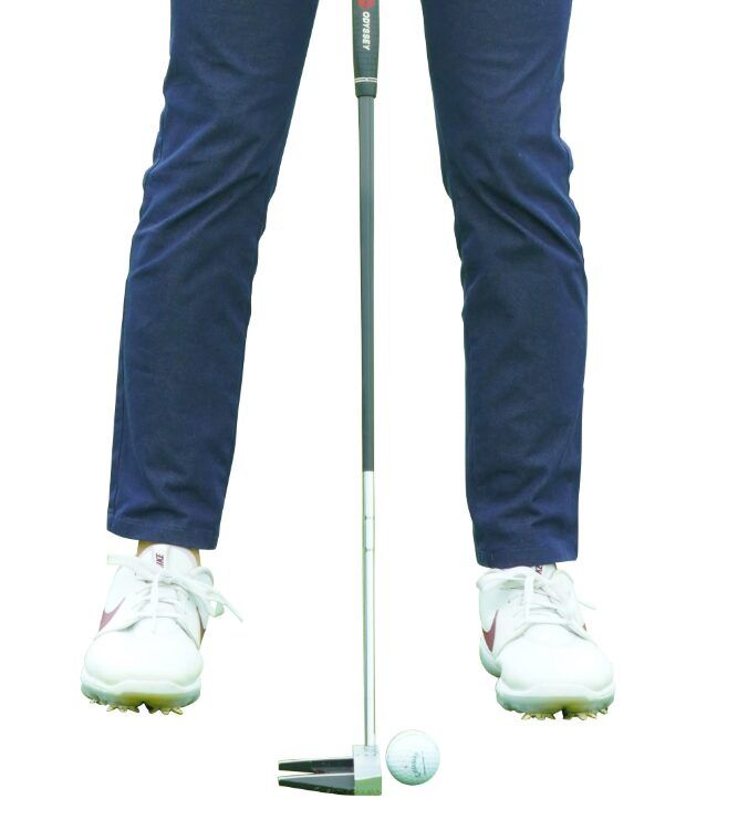 正しいパターの構えはどっち？パターを吊って近づけば１メートルは外さない