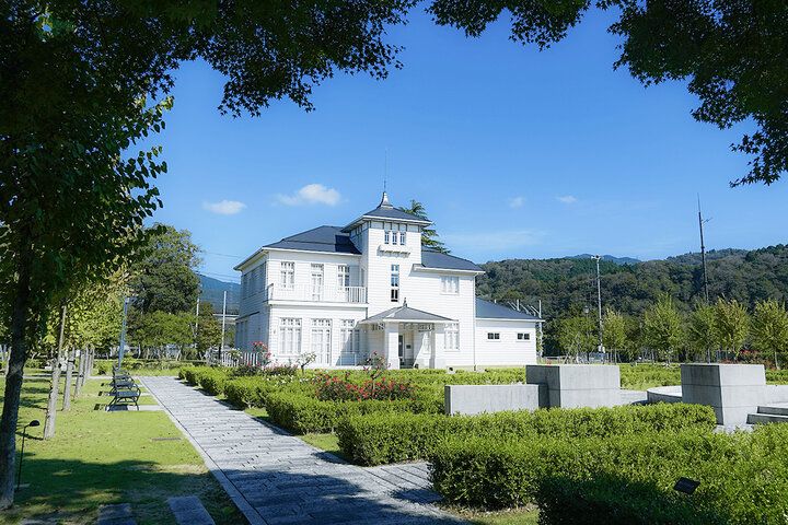 白亜の文化財カフェで絶品パスタランチ♪ レトロ建築と西洋庭園に浸る癒やしのひとときを「豊門カフェ」