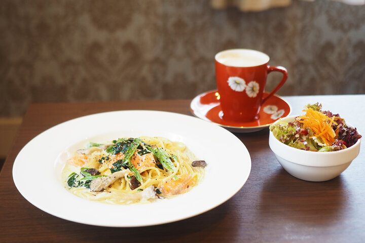 白亜の文化財カフェで絶品パスタランチ♪ レトロ建築と西洋庭園に浸る癒やしのひとときを「豊門カフェ」
