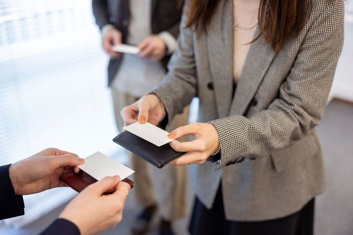 名刺交換をするビジネスパーソン