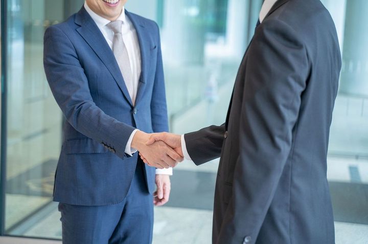 握手をするビジネスパーソン