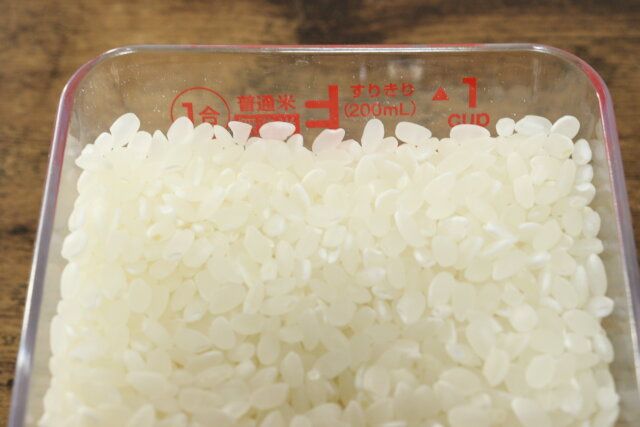 ダイソーのメモリを横からのぞき込まなくていいお米も計れるメジャーカップ