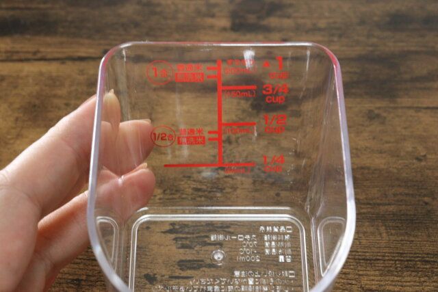 ダイソーのメモリが見やすいお米も計れるメジャーカップ