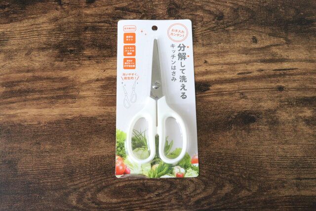 セリアの分解できるキッチンはさみ 白のパッケージ