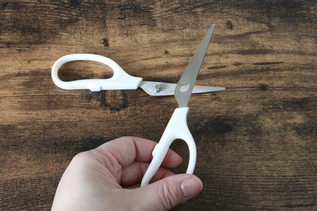 セリアの分解できるキッチンはさみは簡単に分解できる