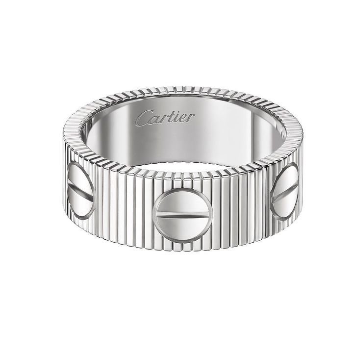 「LOVE アンリミテッド」リング（WG）￥456,500／CARTIER