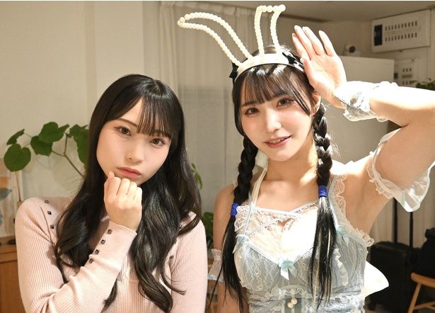 【写真】伊織芽衣さんは1st写真集でも着ているウサギのコスプレでお渡し会に出席、川越紗彩さんも1st写真集でウサギのコスプレ2着を着用