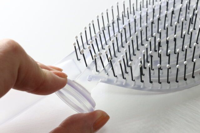 立てられる乾きやすいブローブラシ（クリア・楕円） ダイソー 手入れ