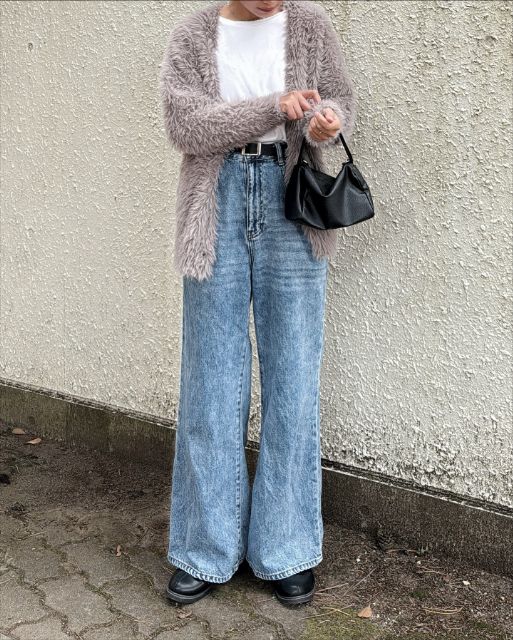 フェザーVネックニットCDを着たコーデ