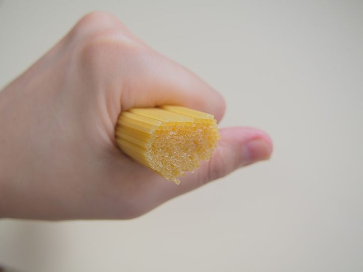 パスタを掴む手