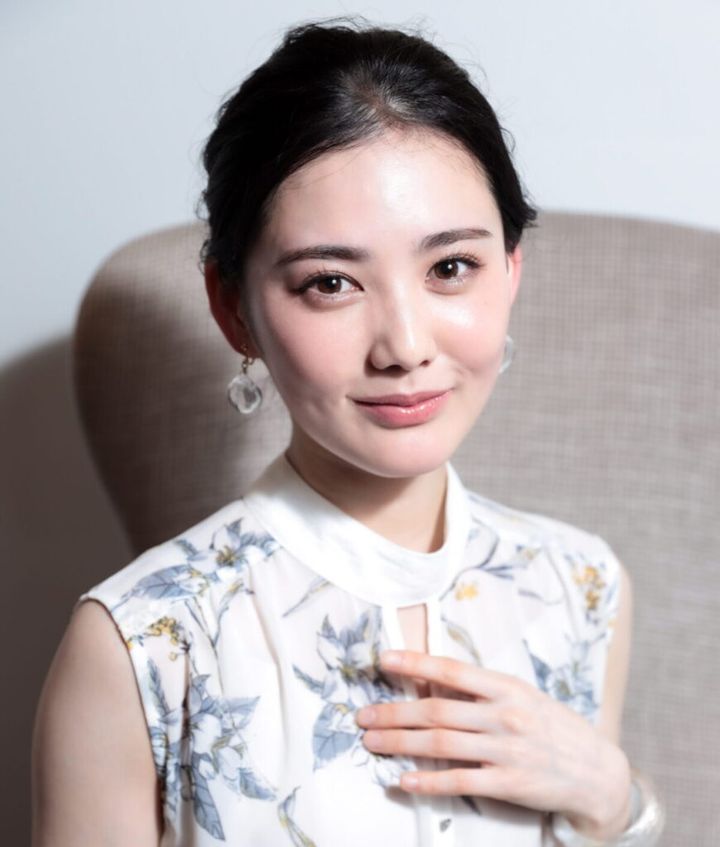女優の高石あかりさん（22）がヒロイン松野トキを演じるNHK連続テレビ小説「ばけばけ」（月～土曜前8・0）の第52話が9日放送され、レフカダ・ヘブン（トミー・バストウさん）に恋心を燃やす江藤リヨ（北香那さん）を応援する声がSNS上では数多く寄せられた一方、ヘブンとリヨの接近にモヤモヤを募らせるトキの姿に対しても、多くの朝ドラ視聴者がエールを送りました。