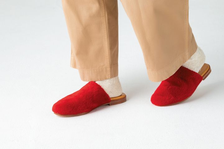 足元で存在感を放つふわふわシューズ