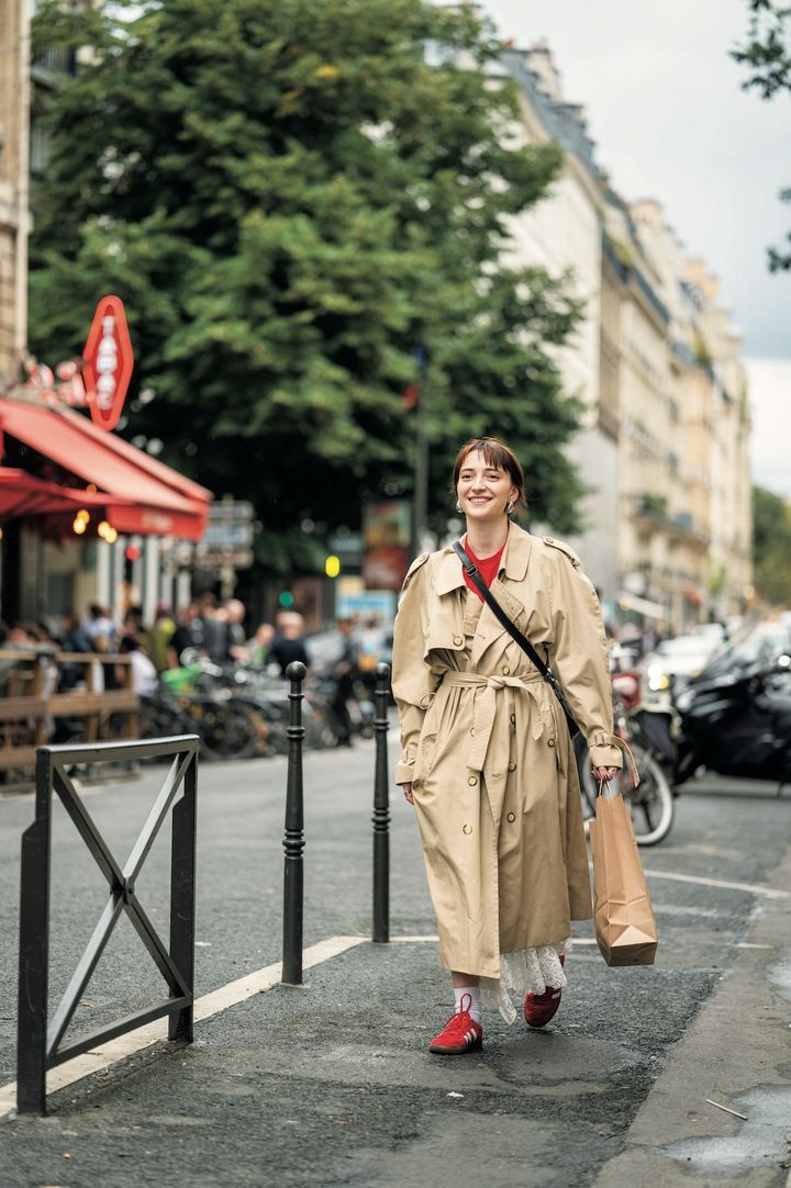 チラリとのぞくレースがポイント。オーバーサイズトレンチコートの粋な着こなし