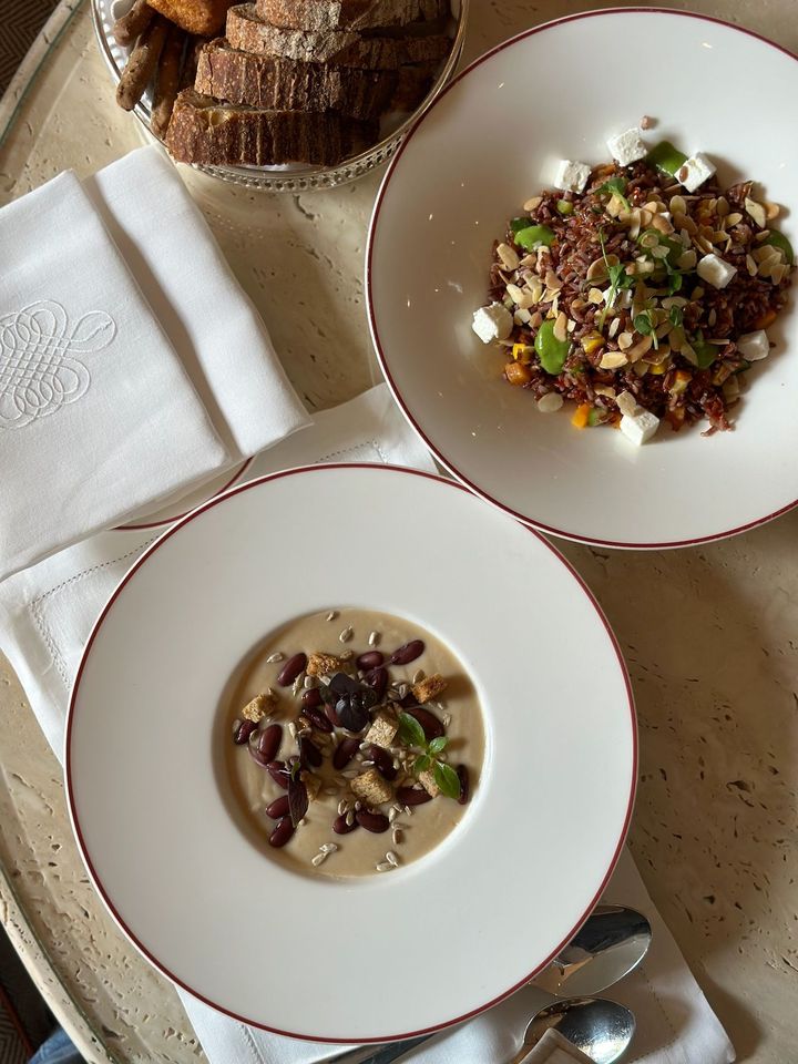 ランチには赤米とアーモンドとズッキーニーのライスサラダ、お豆のスープにナッツや種実のトッピング。