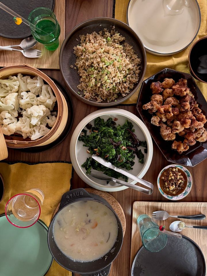 白インゲン豆と白菜の豆乳チャウダー、蒸しカリフラワー、カリフラワーの茎とレモングラスの炒飯、ケールとピーカンナッツのサラダ、大豆ミートの唐揚げ（セロリと醤油麹のソース）でボリューム満点のディナーが完成。