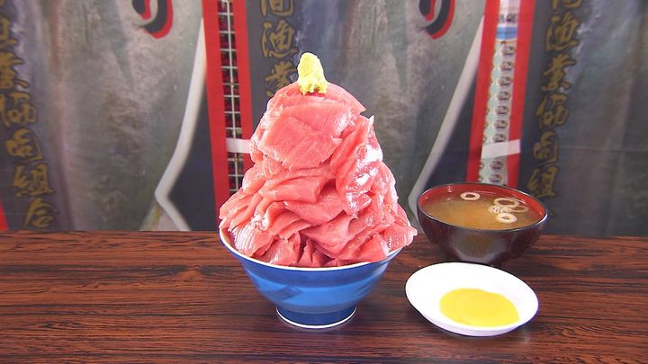 12月9日放送の「ヒューマングルメンタリー オモウマい店」に登場する青森・浅虫温泉「鶴亀食堂」の「キハダマグロ丼（中）」（中京テレビ提供）