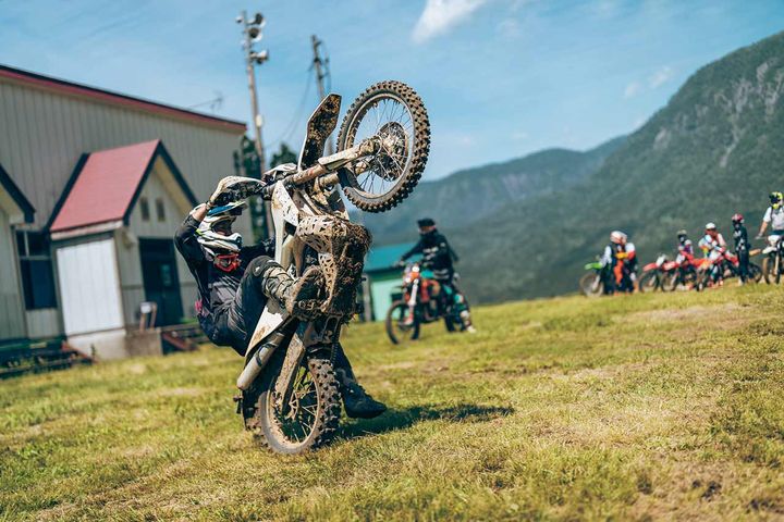 オフロードの楽しさ、奥の深さを体感し、イベントや動画チャンネルで伝えるインフルエンサーでもある。自身のYouTubeチャンネル「OGAチャンネル」にはスタントのハウツーから、バラエティな林道ツーリングまで、格好良さと面白さ、楽しさが詰まっている