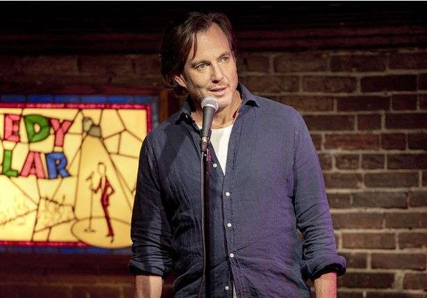 【写真を見る】コメディクラブの舞台に立つことになったアレックス [c]2025 Searchlight Pictures. All Rights Reserved.