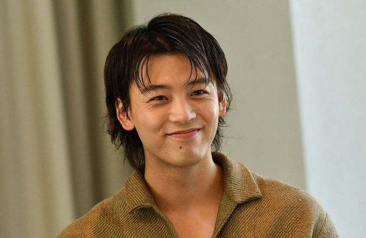 2024年7月27日、カリフォルニア州サンディエゴで開催されたコミコン・インターナショナルで、Amazon Prime Videoの「龍が如く」のインタビューに答える俳優の竹内涼真氏