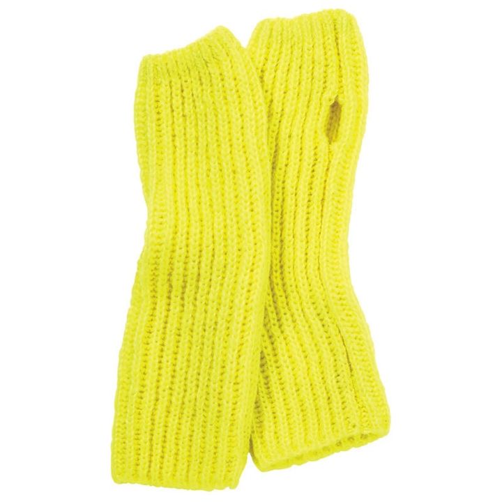 落ち着いた色にまとまりがちな秋冬コーデにネオンイエローが効かせ役に。スマホ操作もしやすい。アームウォーマー￥5,940（フラッテリ タリ／セムインターナショナル）