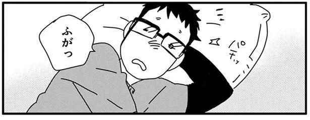 「おいっ！おかしいだろ」スヤスヤ眠る愛犬に思わずツッコミ (C)らくだ／KADOKAWA