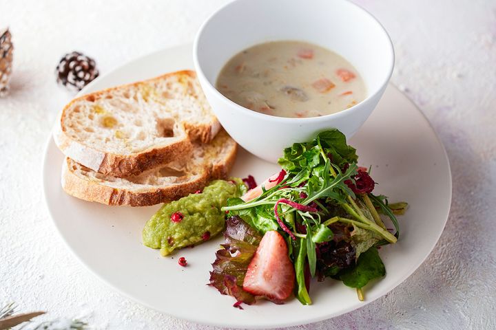 クラムチャウダー／苺とビーツのサラダ