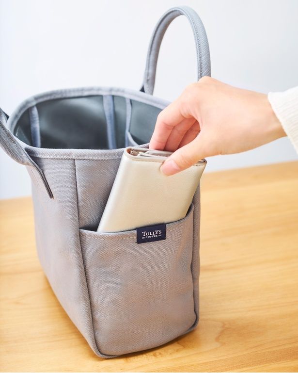 取り出しやすいサイドポケットは、スマホや定期入れなどを入れるのに便利