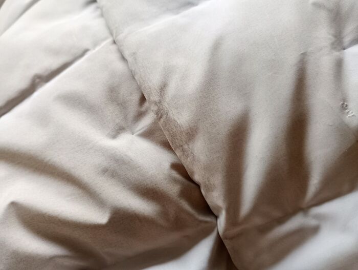 ダウンジャケットの砂汚れは『軍手』落とせる！？噂の方法を検証してみた結果…「これで外遊びも安心♪」