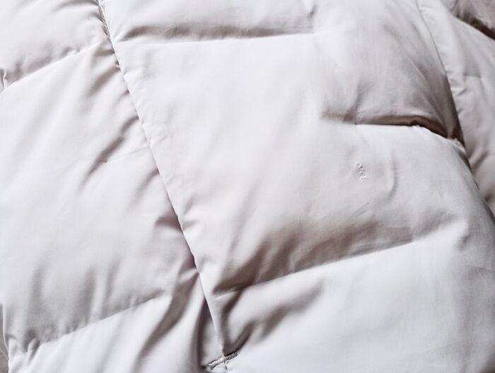ダウンジャケットの砂汚れは『軍手』落とせる！？噂の方法を検証してみた結果…「これで外遊びも安心♪」