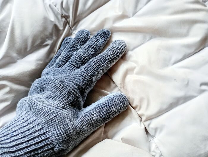 ダウンジャケットの砂汚れは『軍手』落とせる！？噂の方法を検証してみた結果…「これで外遊びも安心♪」